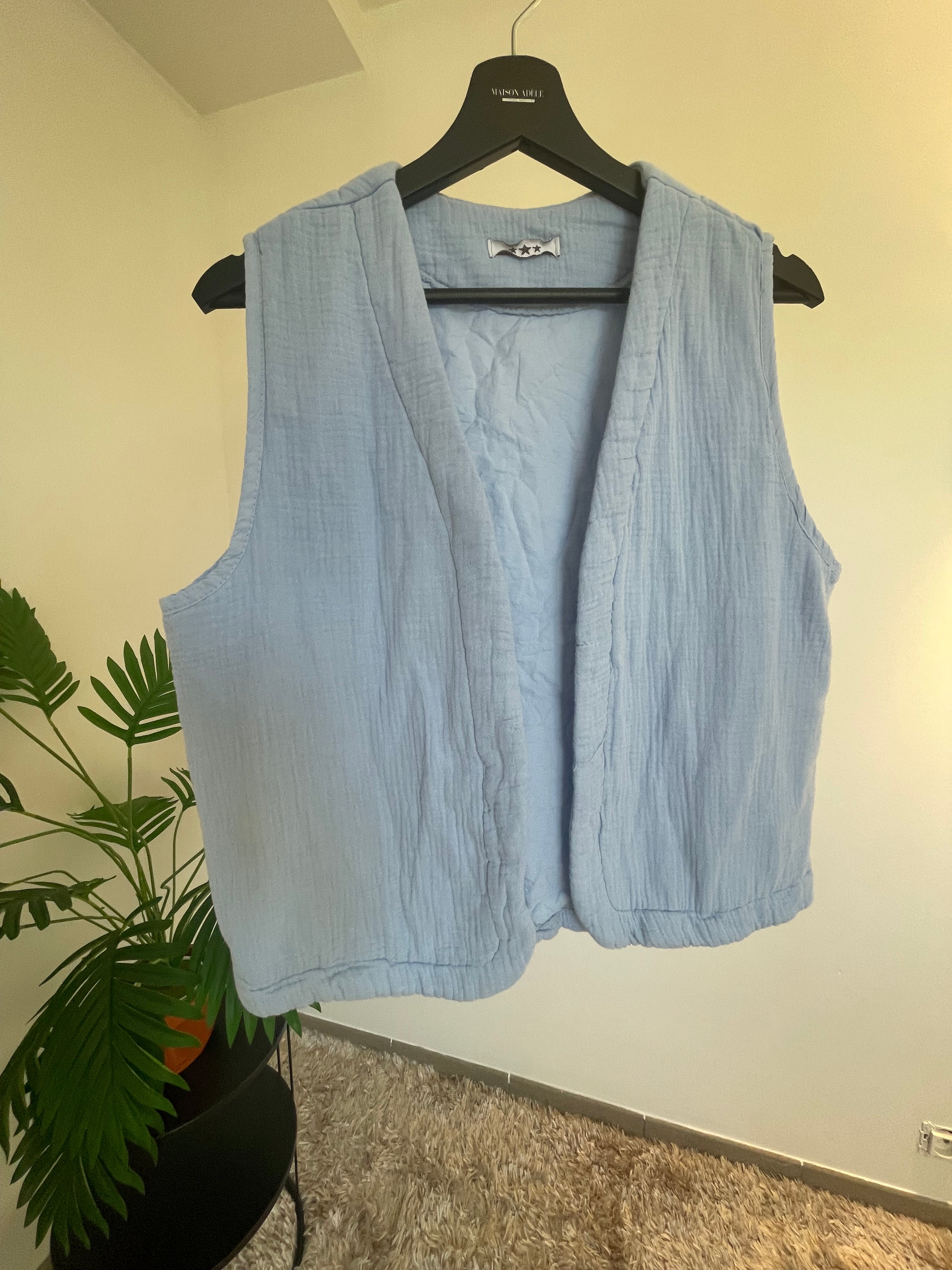 Gilet Éléa Bleu Clair - Fraîcheur & Élégance | Maison Adèle