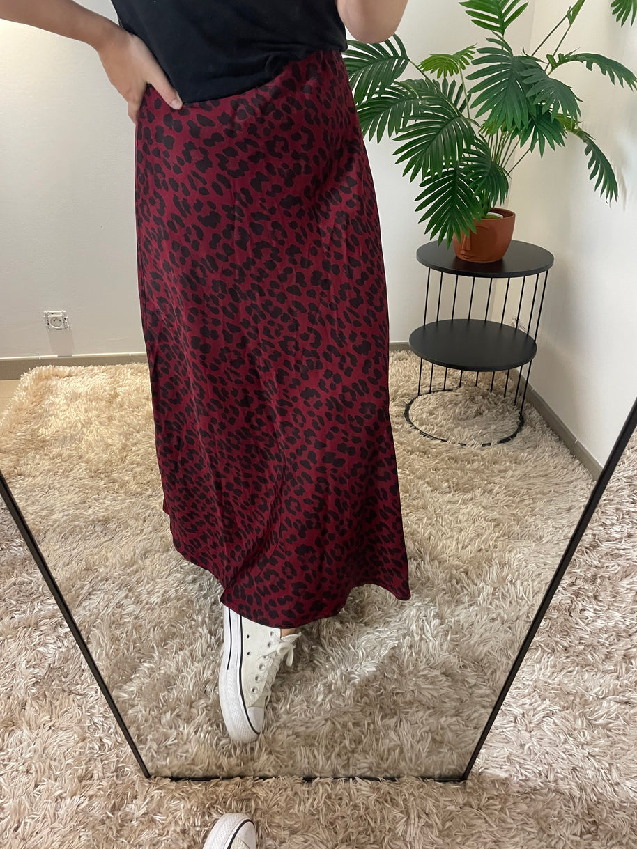 Jupe Satinée Héléna Bordeaux - Sophistication & Style | Maison Adèle