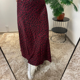 Jupe Satinée Héléna Bordeaux - Sophistication & Style | Maison Adèle