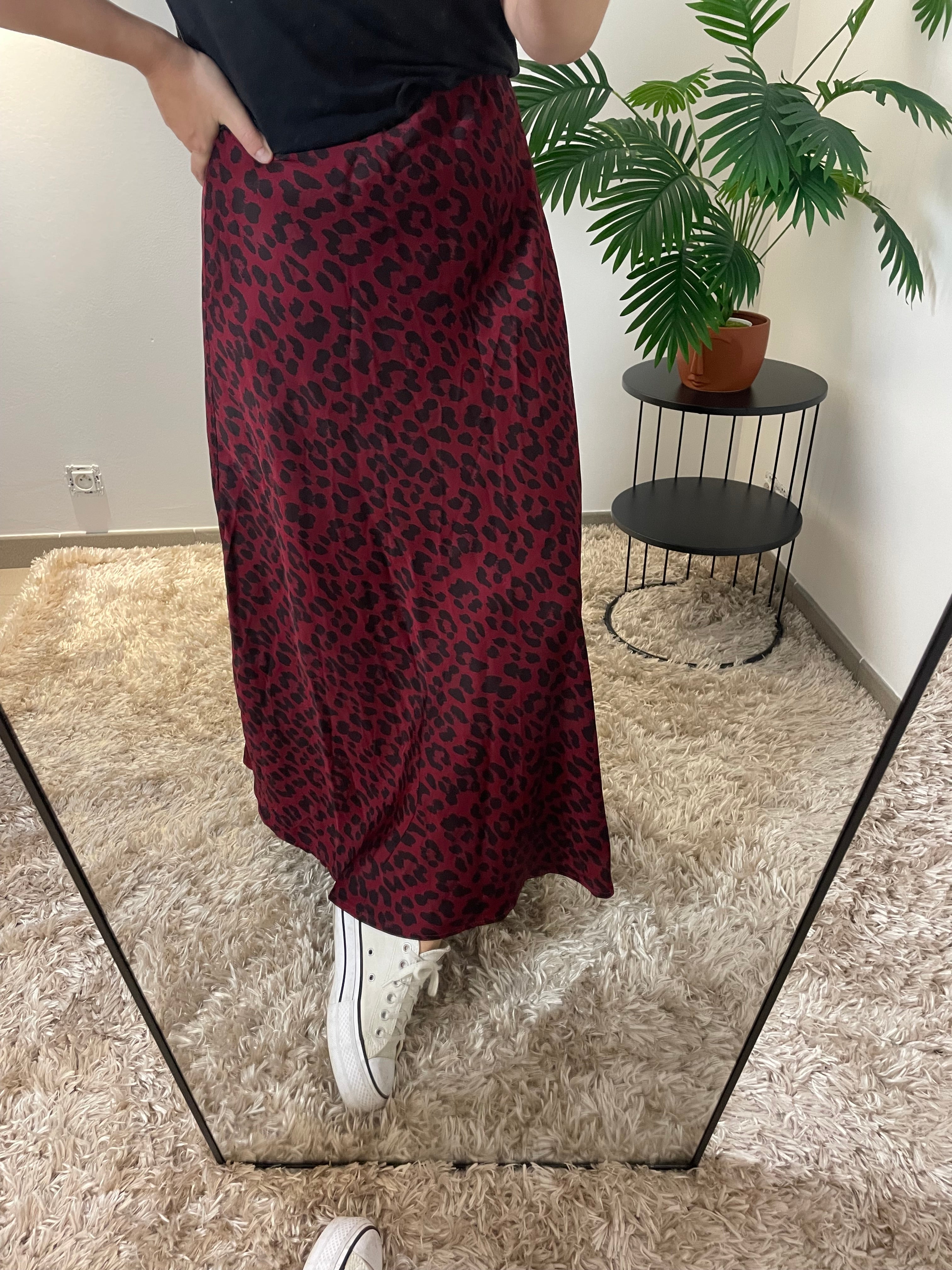 Jupe Satinée Héléna Bordeaux - Sophistication & Style | Maison Adèle