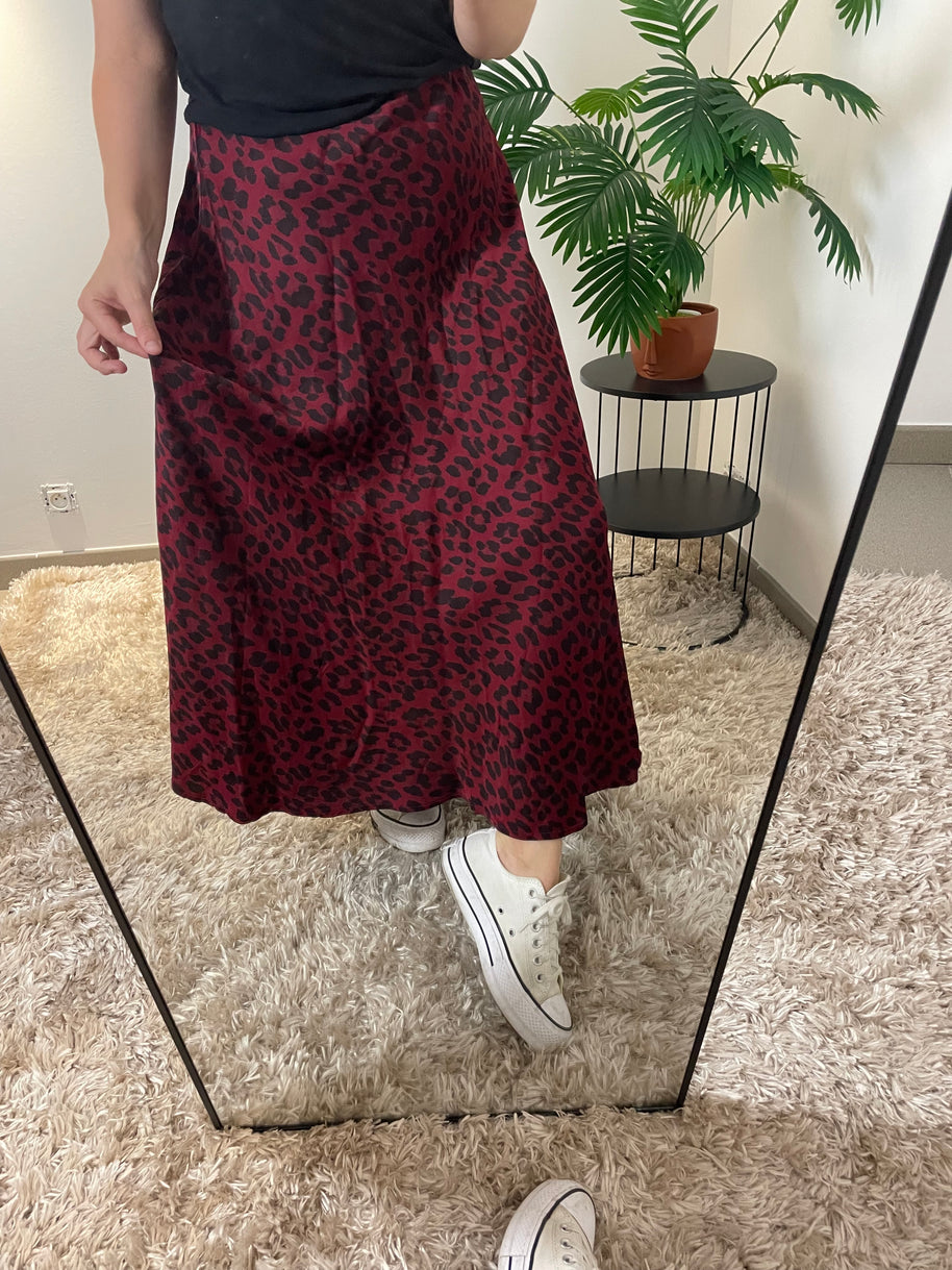 Jupe Satinée Héléna Bordeaux - Sophistication & Style | Maison Adèle