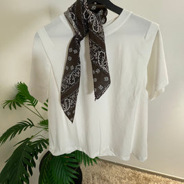 T-shirt Blanc Épaulettes & Bandana Marron - Style Bohème Chic | Maison Adèle