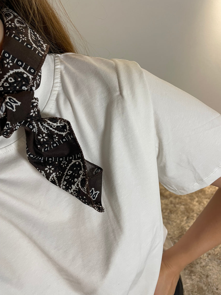 T-shirt Blanc Épaulettes & Bandana Marron - Style Bohème Chic | Maison Adèle